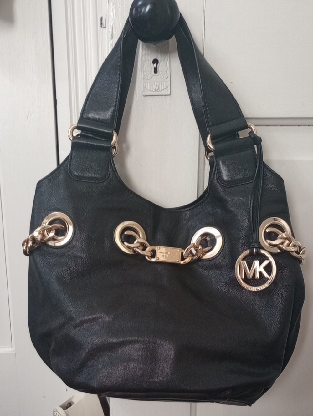 MICHAEL KORS Black Leather Shoulder Bag with Gold Chain Accents